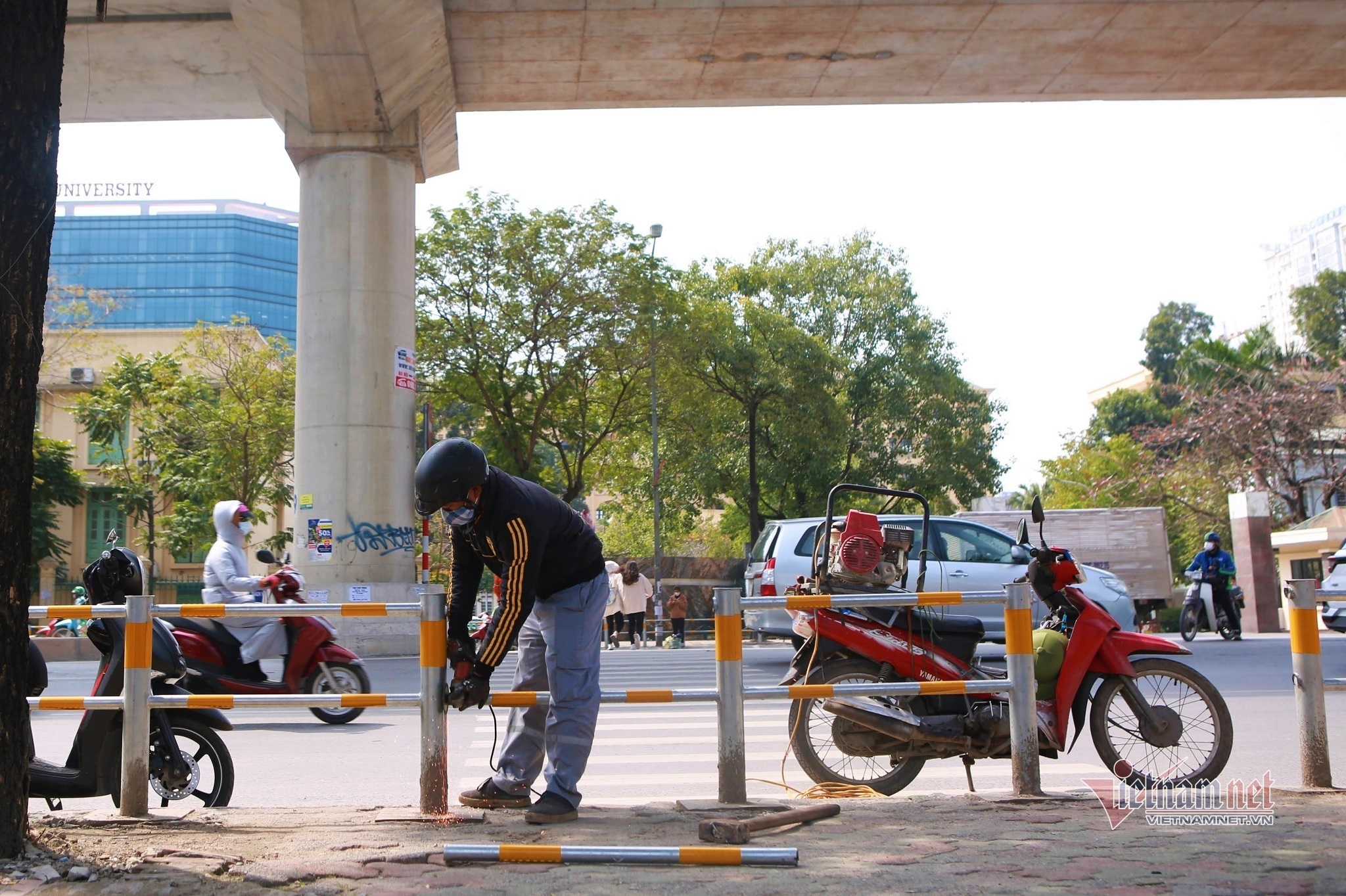 Vỉa hè Hà Nội vô vàn 'nhiệm vụ', trừ việc dành cho... người đi bộ